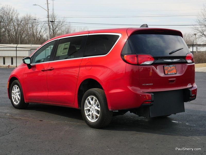 2025 Chrysler Voyager LXImage 10