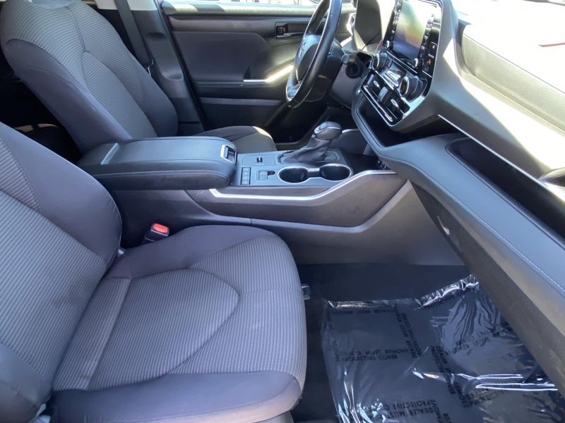 Used 2022 Toyota Highlander LEImage 10