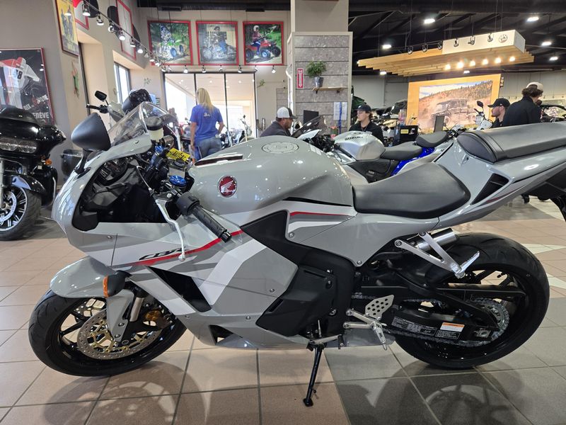 New 2026 Honda CBR600RR DEEP PEARL GRAY Image 4