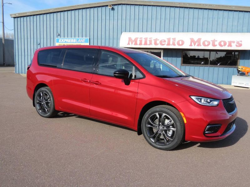 New 2026 Chrysler Pacifica Select AwdImage 2