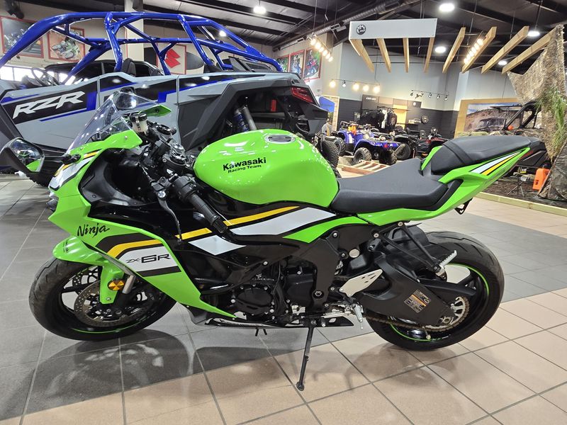 USED 2025 KAWASAKI NINJA ZX6R KRT EDITION LIME GREEN AND EBONY AND PEARL BLIZZARD WHITE Image 4