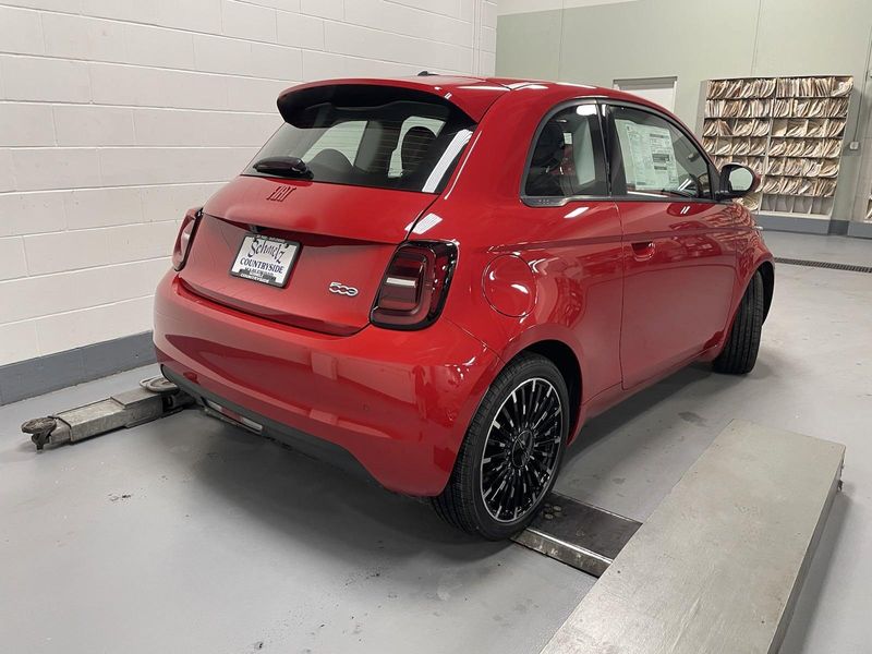 2024 Fiat 500e Inspi(red)Image 2