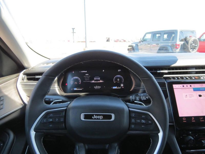 Used 2023 Jeep Grand Cherokee L Limited 4x4 4dr SUVImage 10