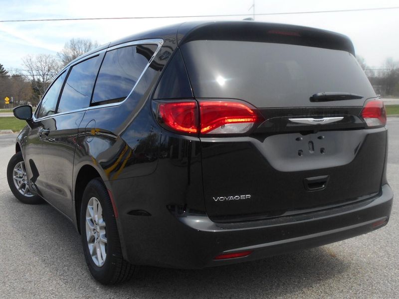 2025 Chrysler Voyager LxImage 3