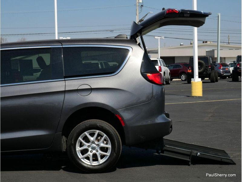 2022 Chrysler Voyager LXImage 7