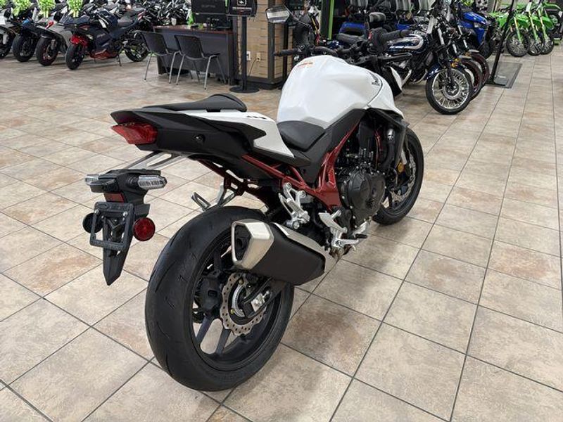 New 2025 Honda CB750 HORNET Image 17