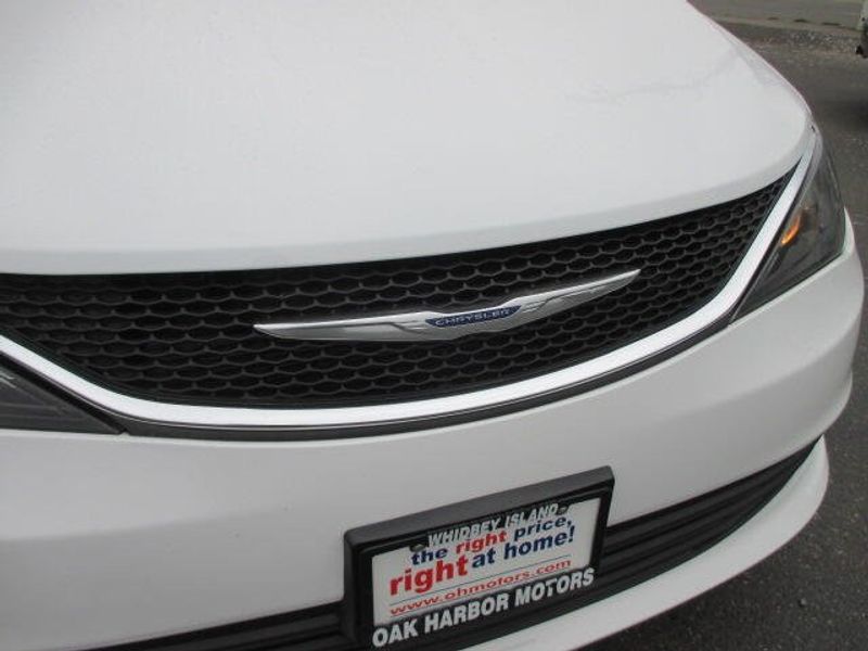 Used 2020 Chrysler Voyager LXIImage 4