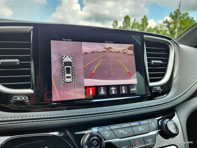 New 2026 Chrysler Pacifica Select