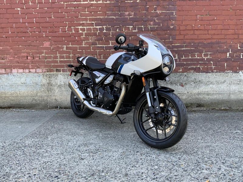 2026 Triumph THRUXTON 400