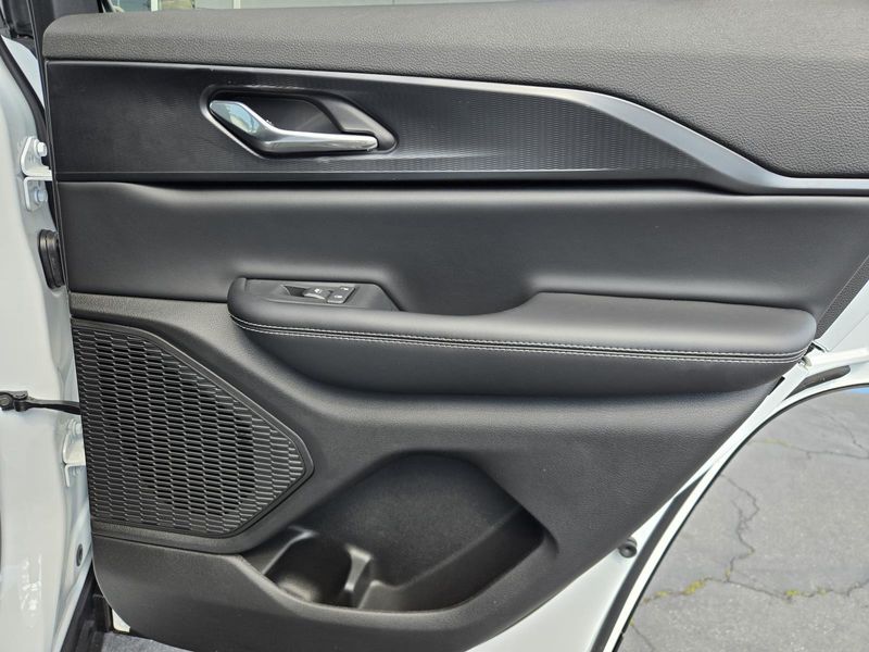 New 2026 Jeep Grand Cherokee Laredo 4x2