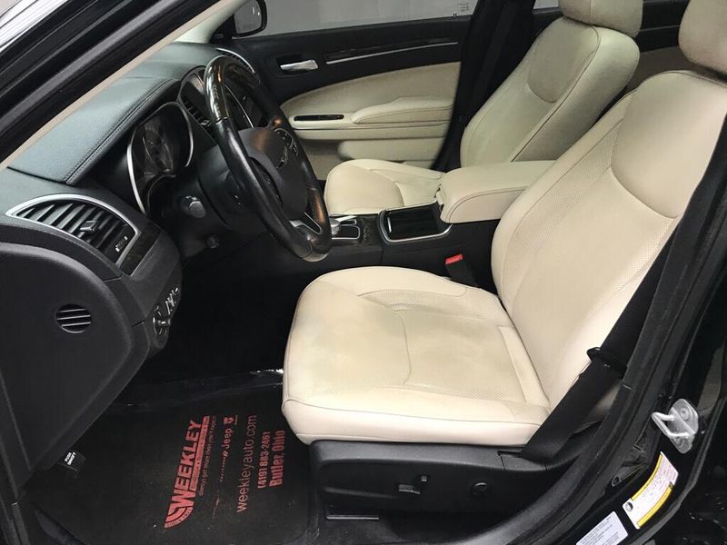 Used 2016 Chrysler 300C 300CImage 8