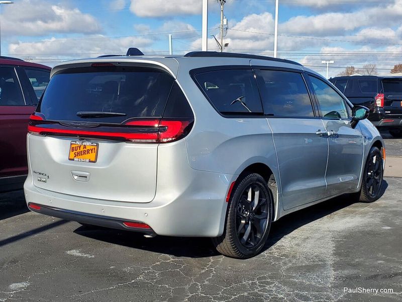 2026 Chrysler Pacifica photo 4