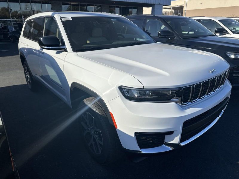 2025 Jeep Grand Cherokee L Limited 4x4Image 3