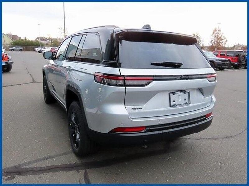 2025 Jeep Grand Cherokee Limited photo 4