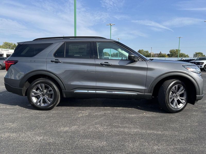 2025 Ford Explorer photo 3