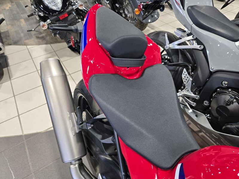 NEW 2025 HONDA CBR1000RR R FIREBLADE SP Image 14