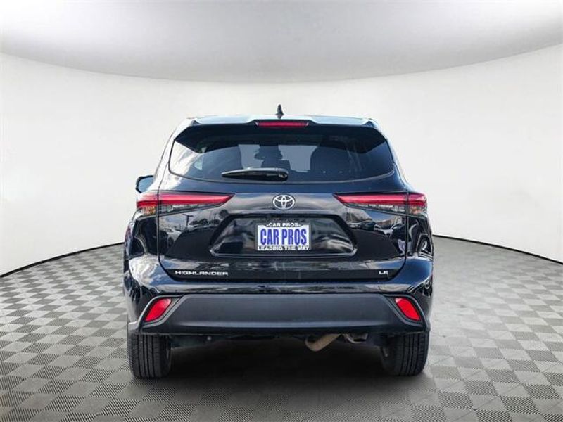 2023 Toyota Highlander LEImage 7