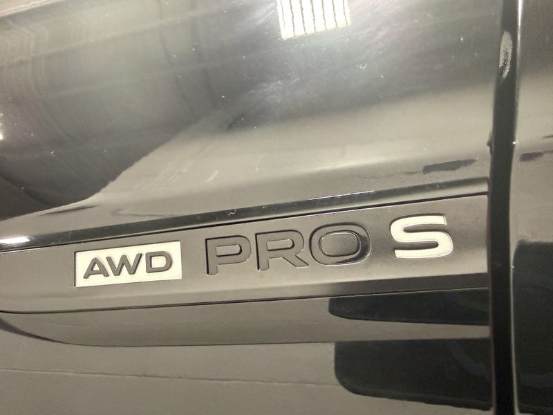 Used 2025 Volkswagen ID.4 Pro S Plus AWD Black EditionImage 4