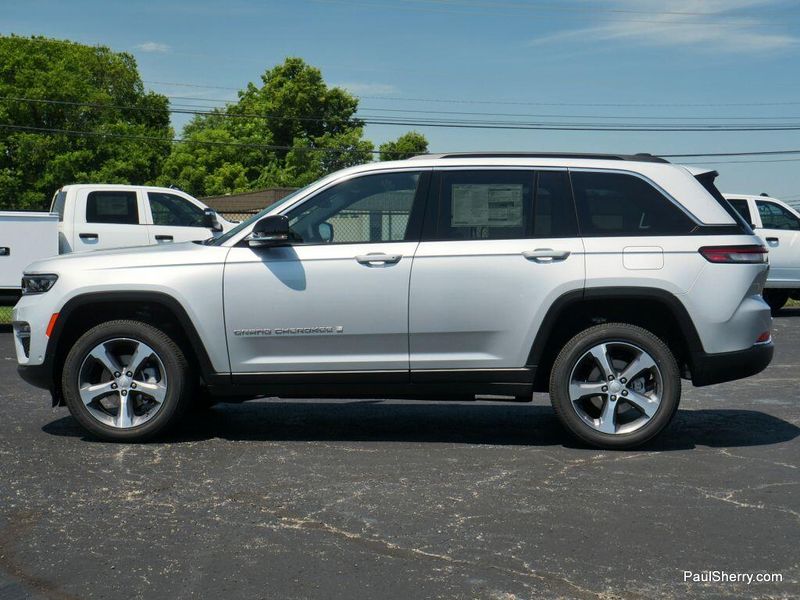 2025 Jeep Grand Cherokee Limited photo 3