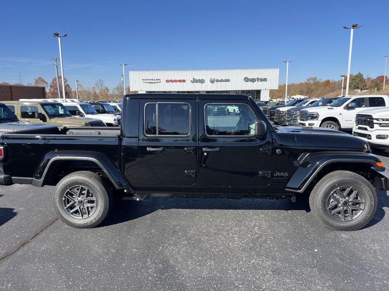 New 2026 Jeep Gladiator Sport S 4x4Image 5