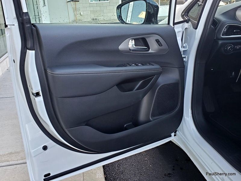 New 2026 Chrysler Pacifica Select