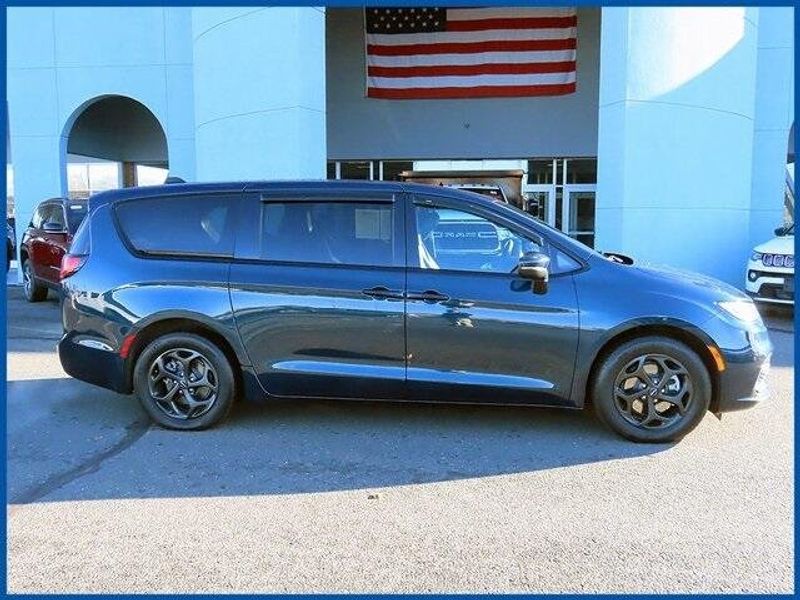 2023 Chrysler Pacifica Hybrid Touring LImage 2