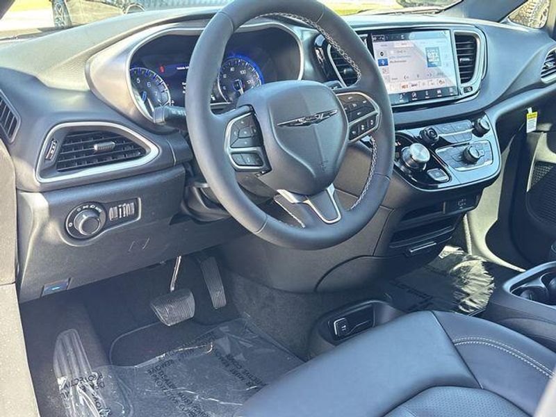 New 2026 Chrysler Voyager LxImage 16