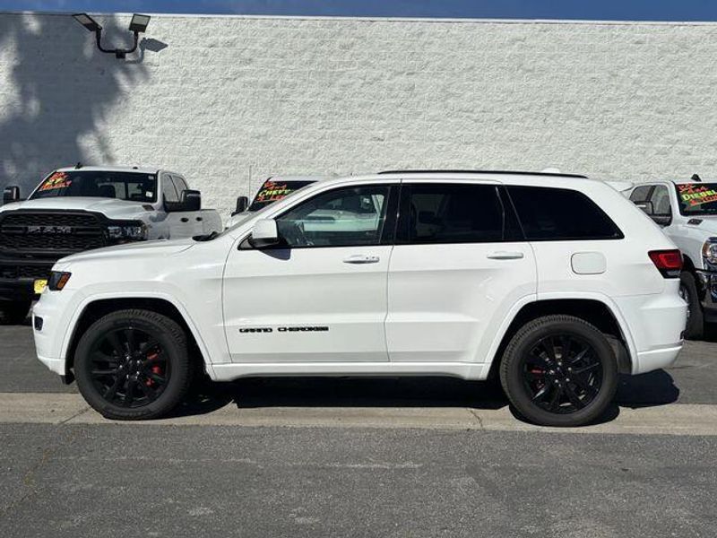 Used 2020 Jeep Grand Cherokee AltitudeImage 2