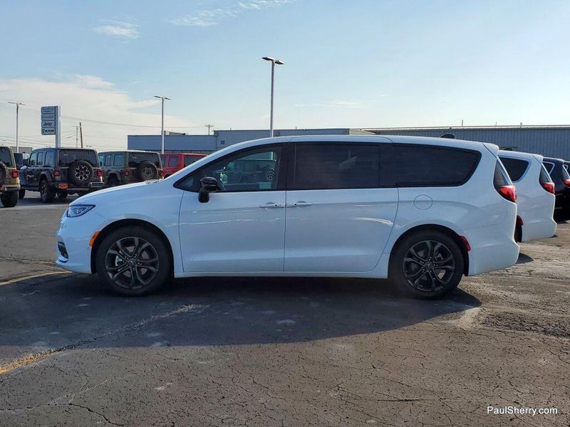 New 2026 Chrysler Pacifica SelectImage 15
