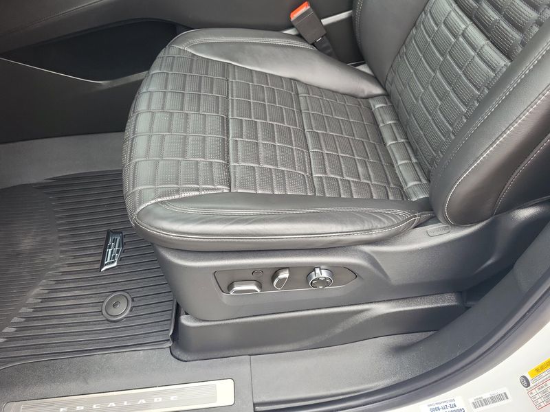 2023 Cadillac Escalade V-Series photo 2