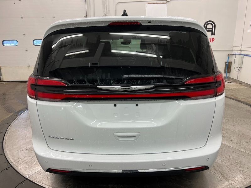 2023 Chrysler Pacifica Touring LImage 9