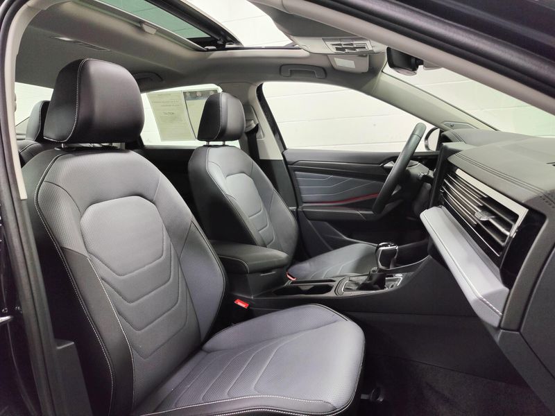 Used 2025 Volkswagen Jetta SEL w/Sunroof & NavigationImage 4