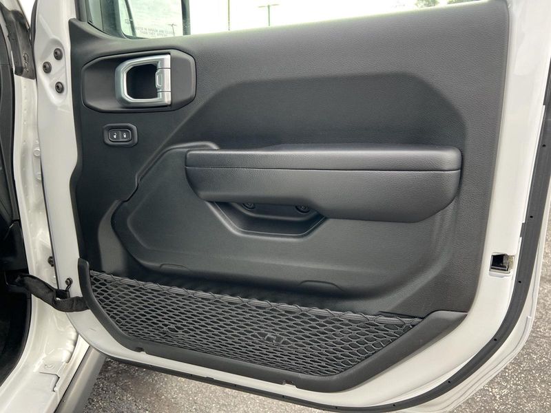 2021 Jeep Gladiator Willys photo 17
