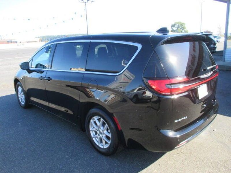 Used 2025 Chrysler Pacifica SelectImage 12