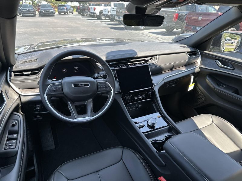 New 2025 Jeep Grand Cherokee L Limited 4x4Image 19