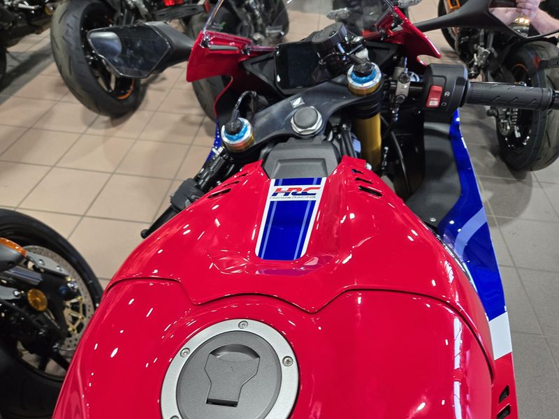NEW 2025 HONDA CBR1000RR R FIREBLADE SP Image 10