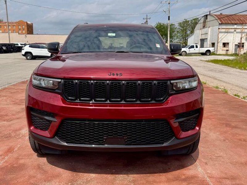 Used 2025 Jeep Grand Cherokee Altitude XImage 2