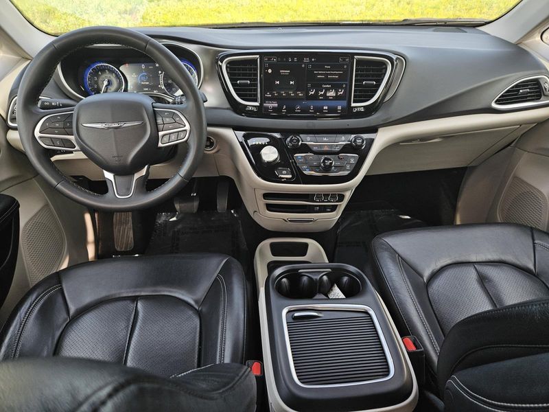 2022 Chrysler Pacifica TOURING LImage 11