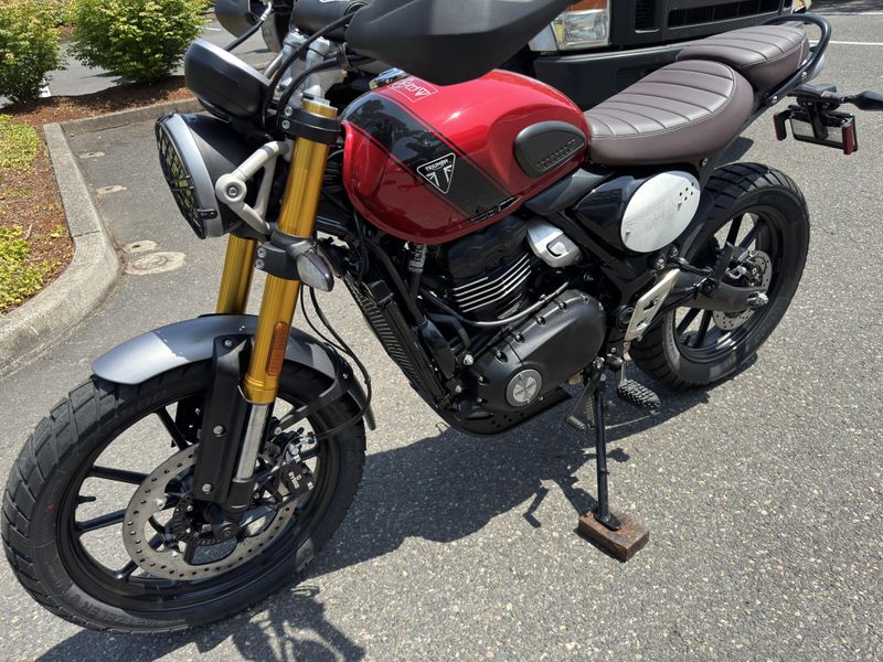 2025 Triumph SCRAMBLER 400 X - CARNIVAL RED - PHANTOM BLACK 