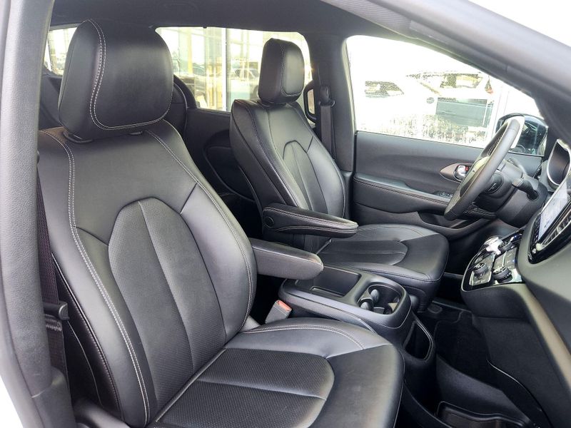 Used 2025 Chrysler Pacifica Select