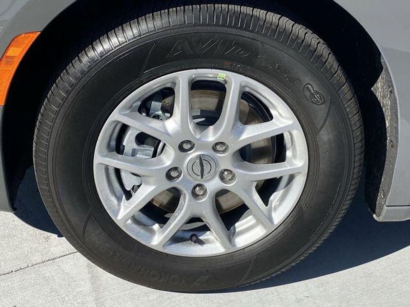 New 2025 Chrysler Pacifica SelectImage 10