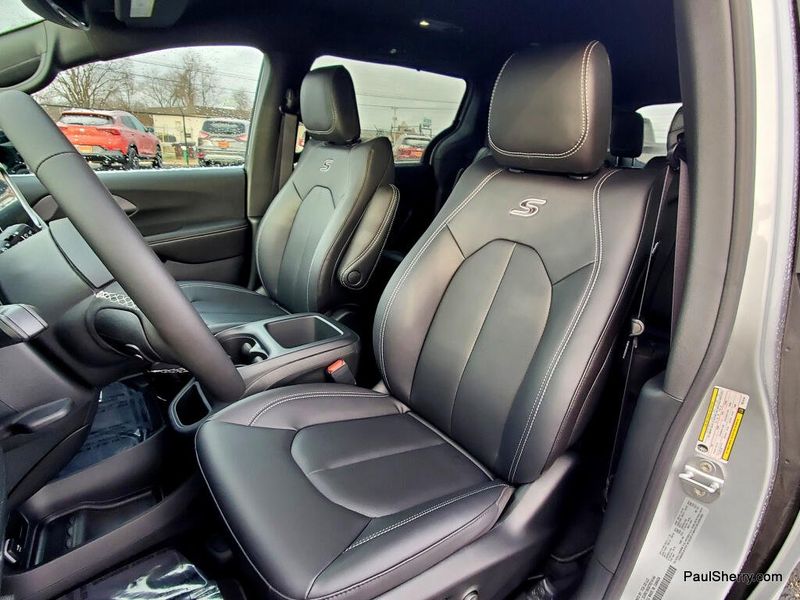 New 2026 Chrysler Pacifica Select