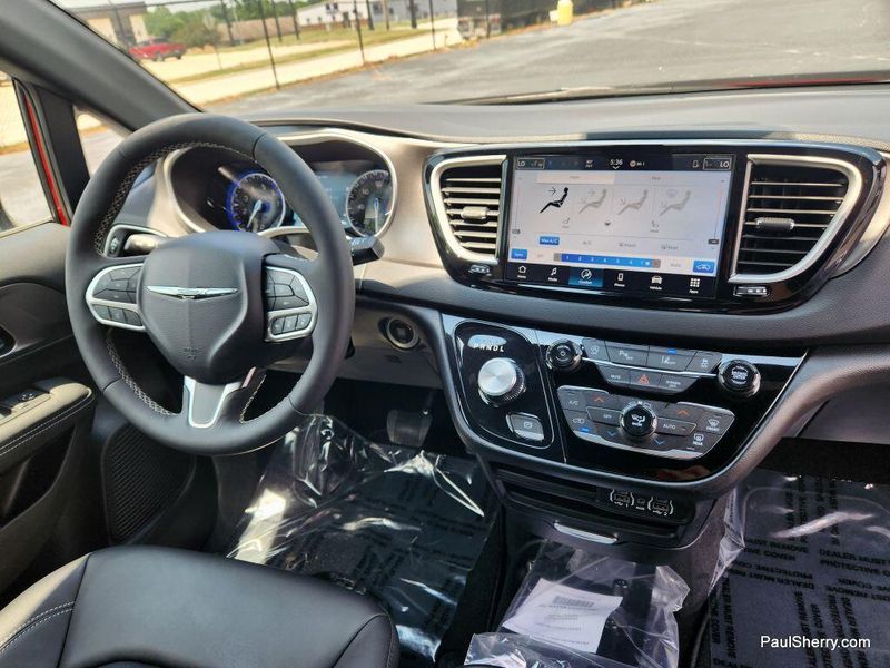 New 2025 Chrysler Voyager LXImage 44