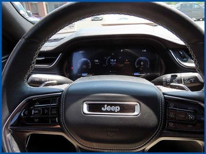 Used 2022 Jeep Grand Cherokee OverlandImage 16