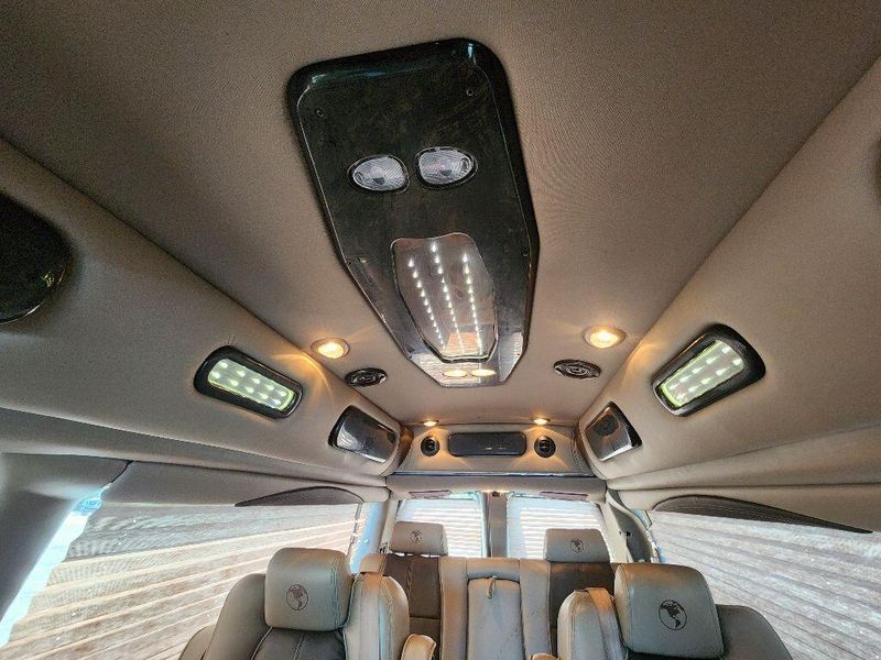 2019 GMC Savana Image 40