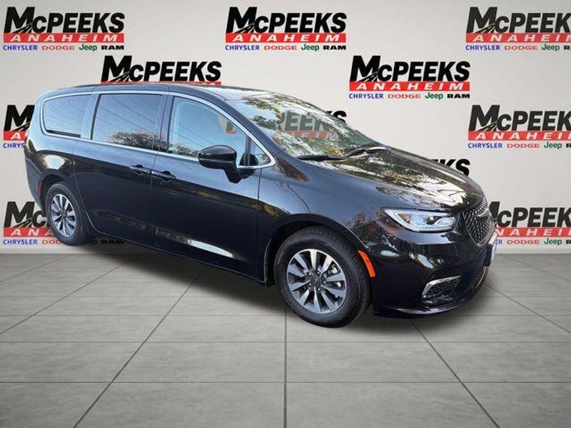 Used 2023 Chrysler Pacifica Hybrid Touring LImage 7