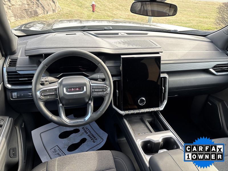 Used 2025 GMC Acadia FWD ElevationImage 23