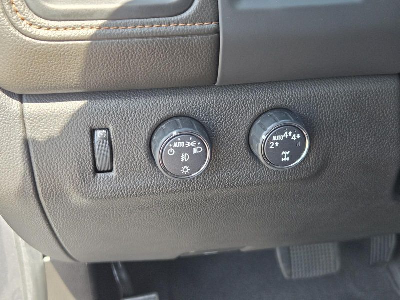 Used 2022 GMC Canyon 4WD Crew Cab 128 AT4 w/Leather
