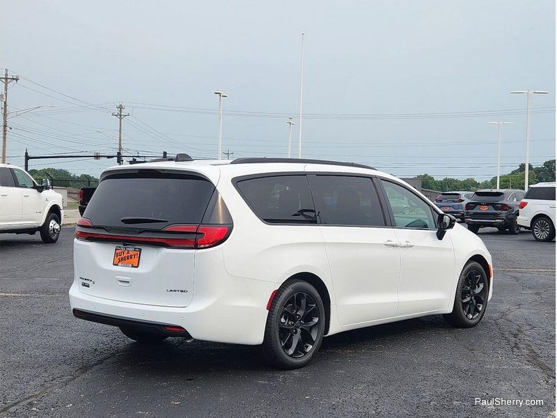 New 2027 Chrysler Pacifica Limited