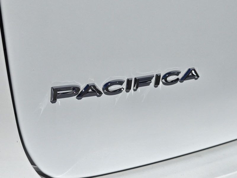 Used 2023 Chrysler Pacifica Touring L FWD